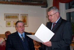 Bürgermeister Fifka überreicht die Ehrenurkunde des Landes BW